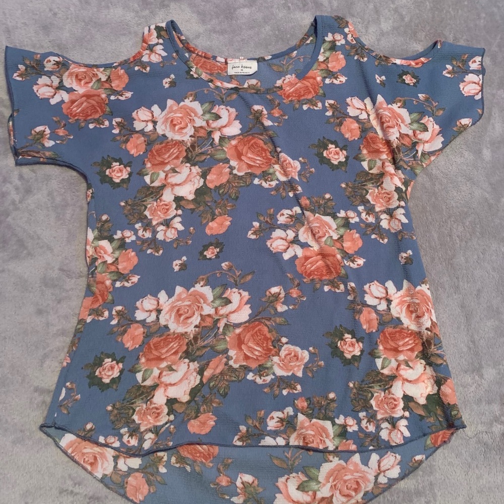 Women’s size medium quarter sleeves blouse .